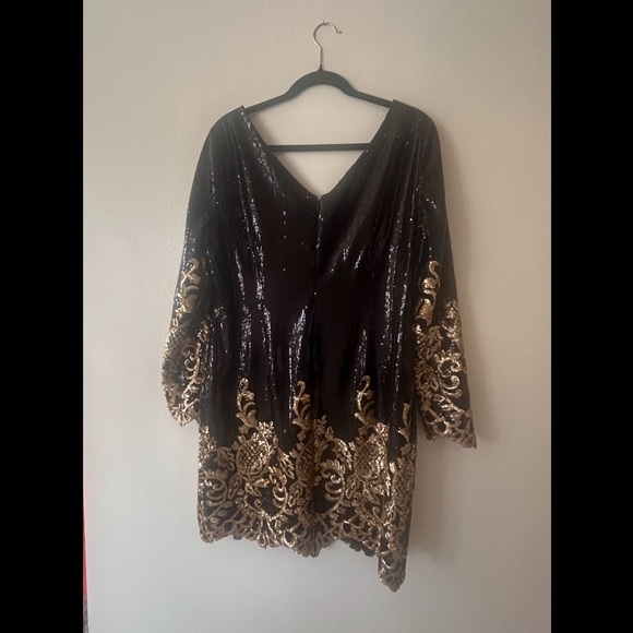 Elegant Black and Gold Long Sleeve Dress - Picture 2 of 4